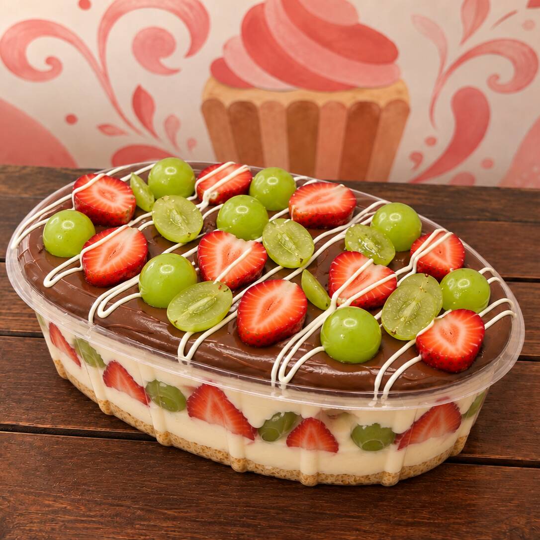 Morangos frescos e uvas verdes sem semente combinados com brigadeiro branco aveludado e ganache de chocolate ao leite. Finalizada com uma generosa porção das duas frutas, nossa travessa une cremosidade, frescor e o equilíbrio entre doce e azedinho. Perfeita para compartilhar e deixar qualquer momento mais gostoso!