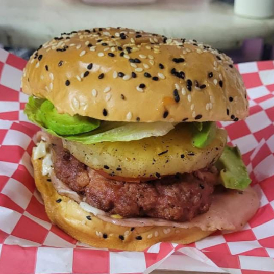 hamburguesa hawaiana de carne de sirloin con papas