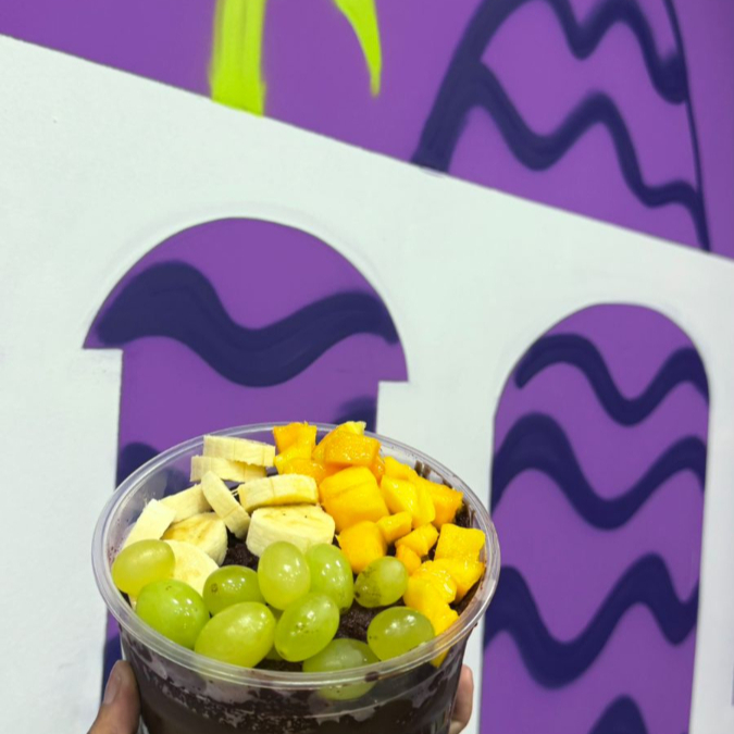 Loucos por Frutas: Açaí, Frutas Cortados, Nutella e Condimentos a sua escolha. O verdadeiro Açaí Batido, sem conservantes. Aqui você monta o Açaí do seu jeito, com todos os complementos, pode adiciionar frutas, Nutella, e Ovomaltine.