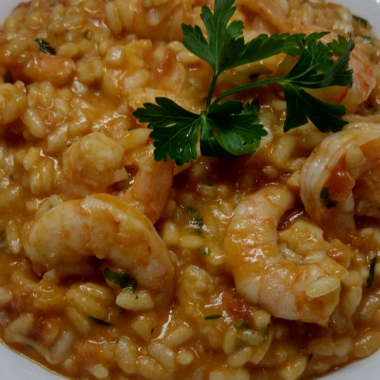 Cada garfada é uma explosão de camarões generosamente distribuídos, cozidos à perfeição, com um toque de suavidade que derrete na boca. A textura cremosa do Risotto, preparado com arroz arbóreo de primeira qualidade, cria uma experiência gastronômica irresistível. A finalização com uma pitada de queijo parmesão ralado na hora eleva ainda mais esta delícia, resultando em um prato sofisticado e ines