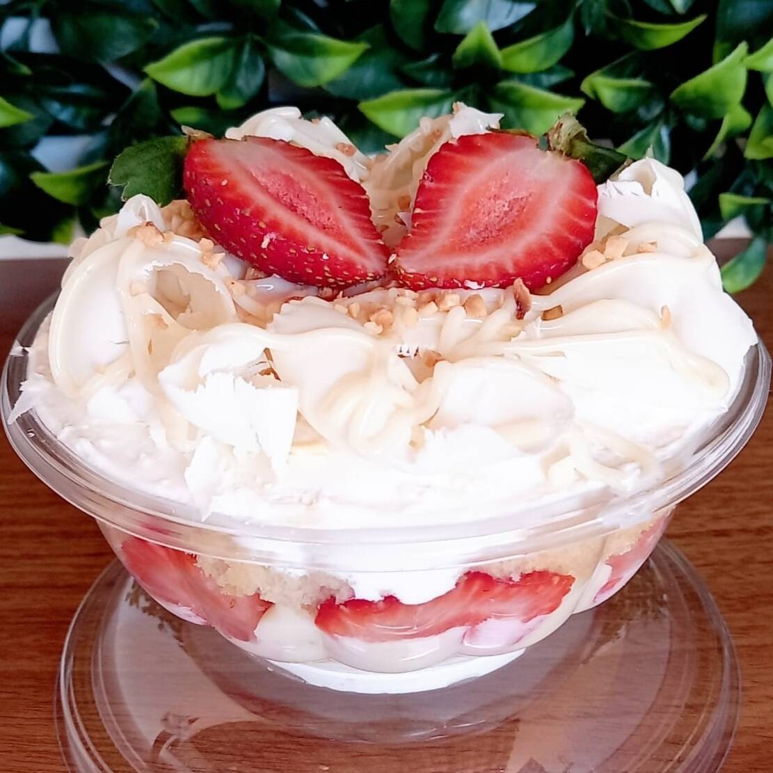 Massa branca molhadinha com recheio de Ninho cremoso com morangos frescos, cobertura raspas de chocolate branco e morango. Embalagem de 500ml Serve 3 pessoas