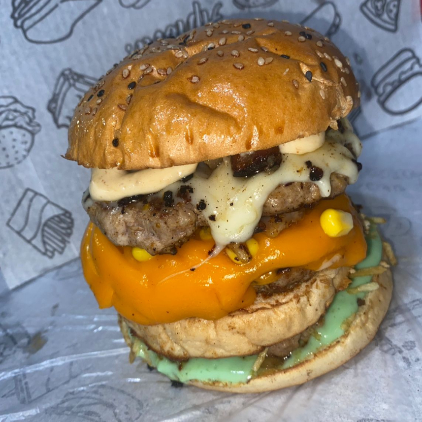 pão, 3 carne copa lombo, calabresa, queijo, cheddar, bacon, molho especial, cebola, milho, abacaxi, batata palha