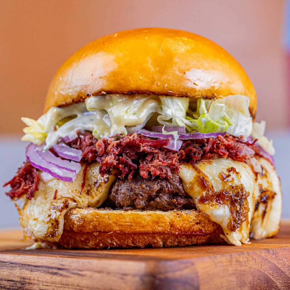 2 Burguers com: Blend Bovino 150g, 2 fatias de queijo coalho, Carne seca desfiada (30g), Maionese da casa, Alface americana e cebola Roxa + Guaraná 1L