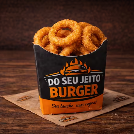 Porção de onion rings empanadas e fritas até ficarem douradas. Irresistível e que combina perfeitamente com nossos hambúrgueres! (Imagem ilustrativa)