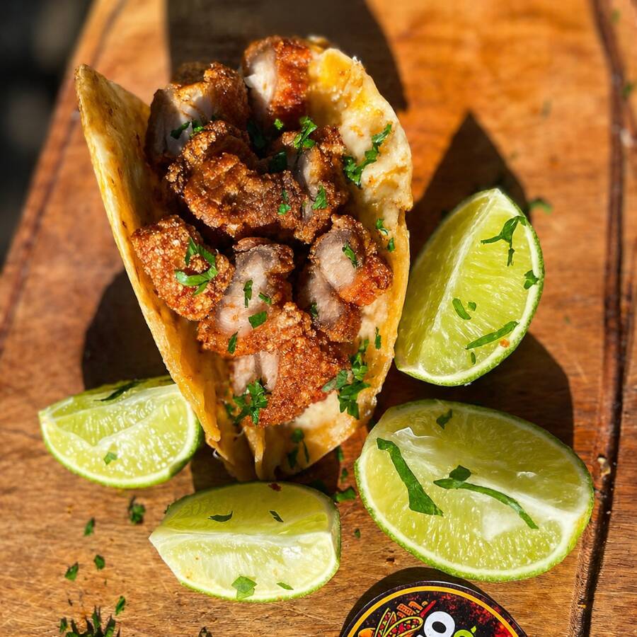 Torresmo crocante por fora, macio e suculento por dentro… 🤤 Servido na massa quentinha, finalizado com tempero especial e limão — uma explosão de sabor a cada mordida. 💥 Crocância absurda + sabor marcante 💥 Diferente de tudo que você já provou