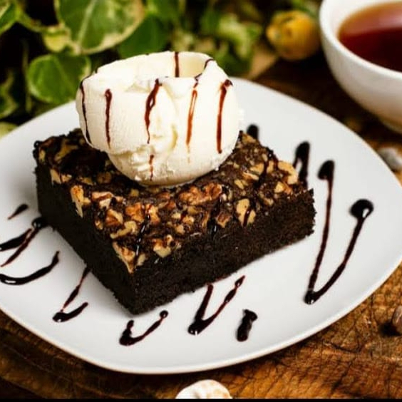 Brownie con Helado, azúcar glass y jarabe de choco