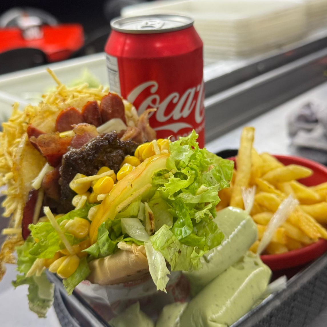 Combo completo e saboroso, para quem Deu Fome de verdade!
Ingredientes:
• Bacon Crocante
• 1 Burger da Casa (100g)
• Queijo Mussarela Derretida
• Salsicha
• Ovo na Chapa
• Milho
• Batata Palha Crocante
• Alface Americana
• Tomate Fatiado
Acompanha 1 porção de batata frita extra crocante e 1 coca cola 350ml !
