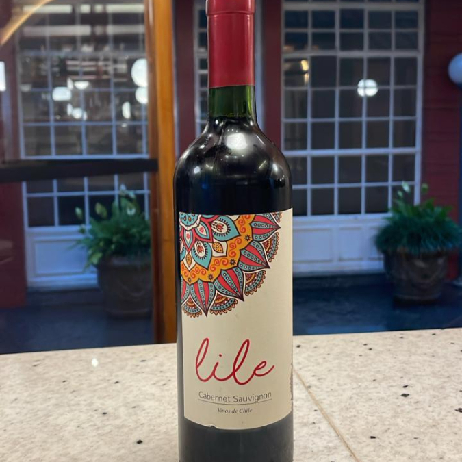 Vinho tinto chileno. Vinho seco, com notas de frutas maduras que podem dar uma impressão de leve dulçor. Com taninos suaves e acidez equilibrada. Apresenta aromas de frutas vermelhas e escuras, como cereja e ameixa, e notas sutis de especiarias