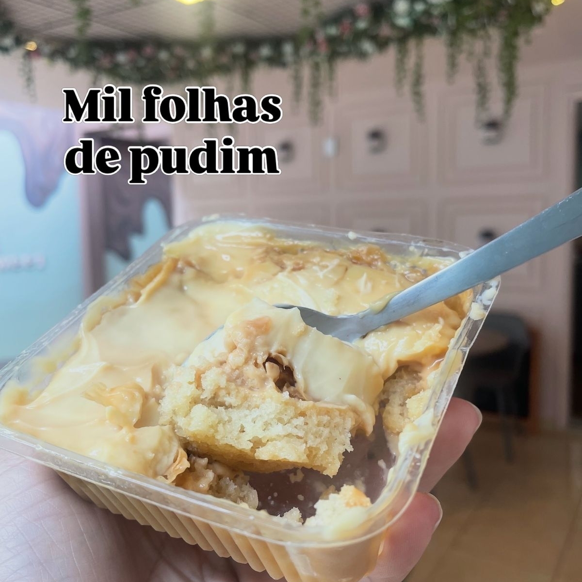 Este bolo tradicional é uma combinação irresistível de massa folhada e doce de leite, criando uma textura leve e saborosa. Finalizado com um pudim cremoso, cada camada oferece uma experiência única de sabor e suavidade, ideal para momentos especiais ou como um doce para o dia a dia.