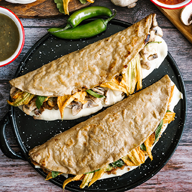 QUEASADILLA DE COMAL CON GUISADO