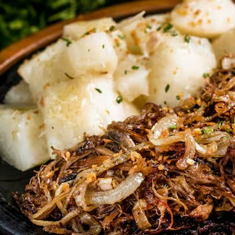 Costela bovina, desfiada com mandioca cozida.