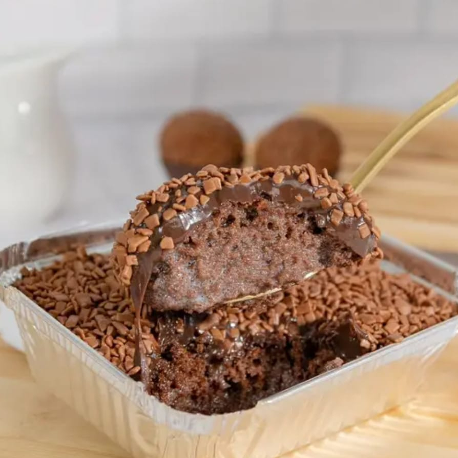 Massa de chocolate, brigadeiro cremoso e aquele bolo molhadinho, perfeito para os dias de calor.