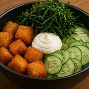 Desfrute do nosso poke com base de Shari, salmão em cubos empanados e fritos, couve crispy, sunomono, creme cheese, gergelim e molho tarê. Uma combinação saborosa e crocante que promete surpreender seu paladar. Ideal para quem aprecia a fusão de sabores na culinária.