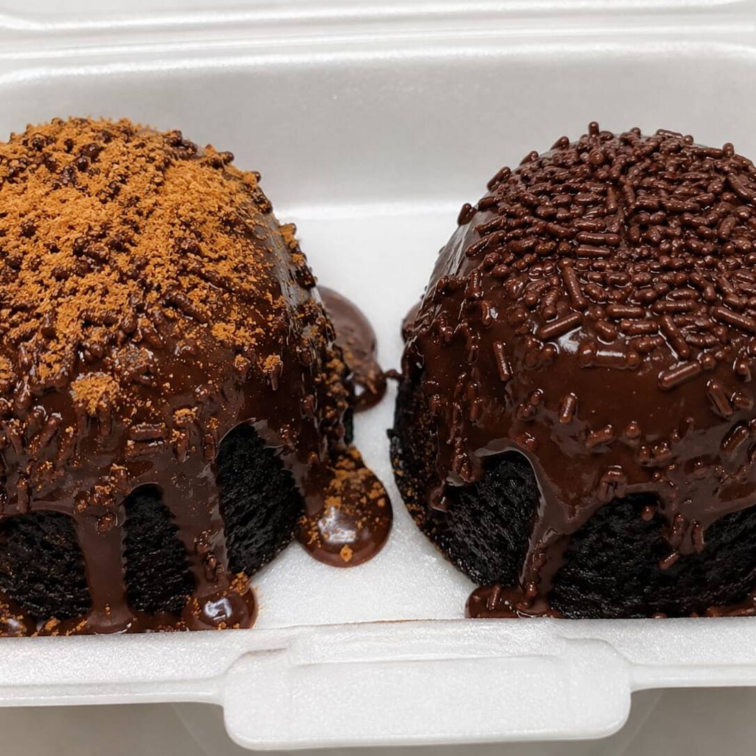1 Mini bolo vulcão Ovomaltine + 1 Mini bolo vulcão brigadeiro, com um super desconto.
serve até 4 pessoas.
Cada Mini bolo, com aproximadamente 420g.