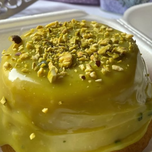 Massa fofinha e molhadinha, recheio cremoso de creme de Pistache. Finalizado com Granule de Pistache