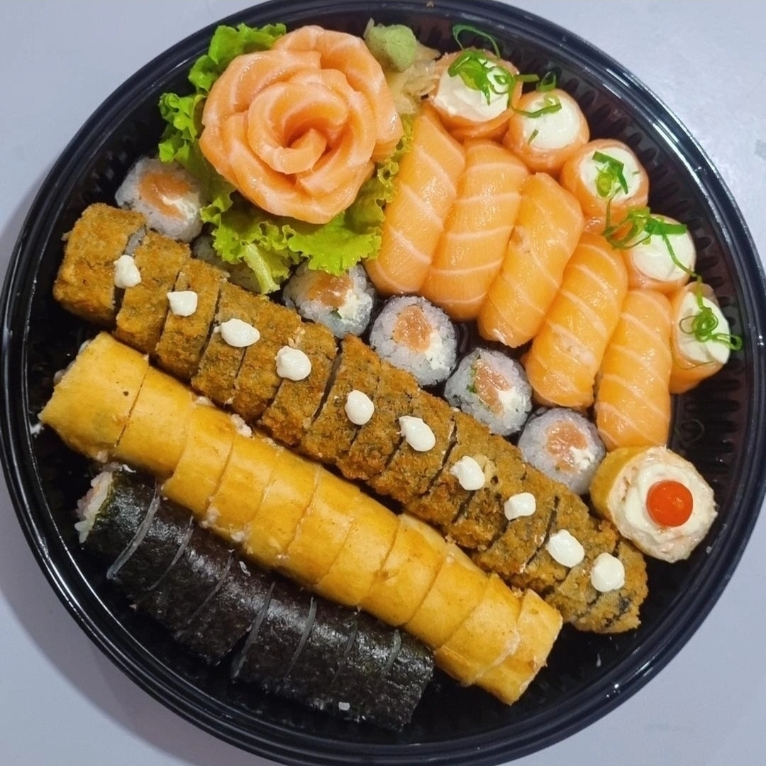 15 Hots salmão +, + 15 philadelphia roll + 12 haruhot sem arroz, + 5 sashimis salmão,+ 5 niguiris salmão, + 5 Joy salmão c/ cream cresse