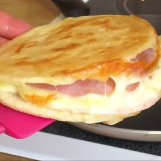 Arepa Venezolana con Jamón y Queso