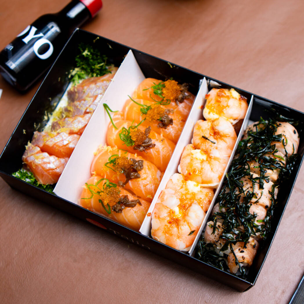 Combinado composto por: 5 Uramaki Alaska Especial, 5 Sashimis Barriga de Salmão Trufada, 5 Niguiris de Salmão com Salsa Trufada e 5 Joy Ebi Nikkei. Acompanha: 1 hashi, 2 porta shoyu, 4 molho terê, 2 molho shoyu, 1 guardanapo.