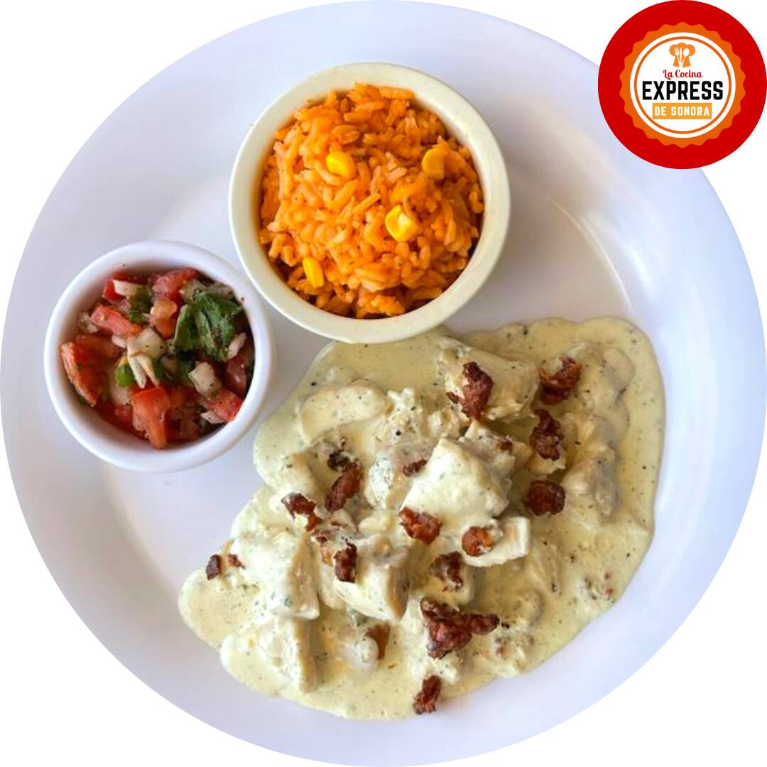 POLLO EN CREMA DE QUESOS CON 2 GUARNICIONES