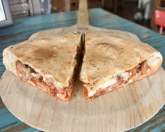 Calzone de carnes frías