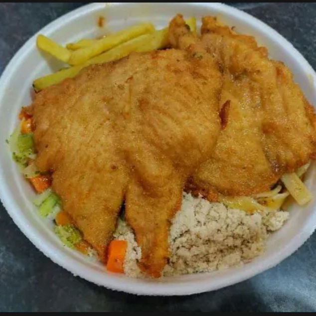 arroz, feijão, macarrão, legumes, farofa, batata frita, Filé de peito de frango empanado e acompanha salada