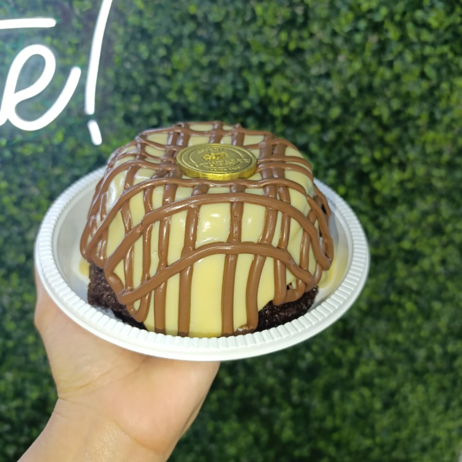 Bolo de chocolate com cobertura de brigadeiro trufado de ninho, decorado com nutella. Peso aprox. 450g. Obs: Decoração pode variar!