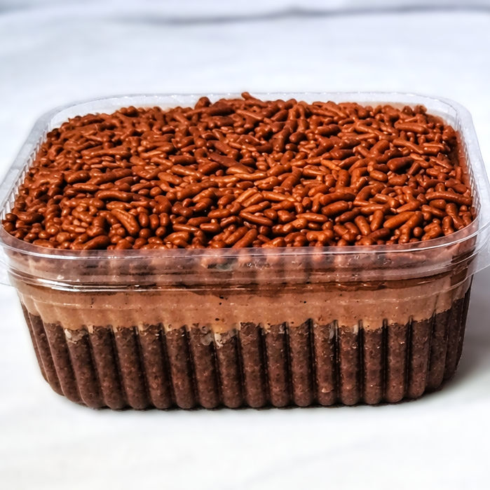 Bolo Gelado Brigadeiro: Bem molhadinho, recheado e coberto com brigadeiro cremoso e finalizado com granulado.