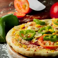 Delicie-se com a nossa opulenta 'Pizza média ' de 30 cm, um banquete italiano autêntico que oferece até 6 generosas fatias. Com mais de 20 sabores meticulosamente selecionados disponíveis, sejam eles clássicos ou premium. Nossas pizzas mais vendidas são cuidadosamente preparadas para proporcionar uma experiência culinária inesquecível. Com uma crosta dourada e ingredientes frescos, este prato é a perfeita harmonia de sabor e tradição.