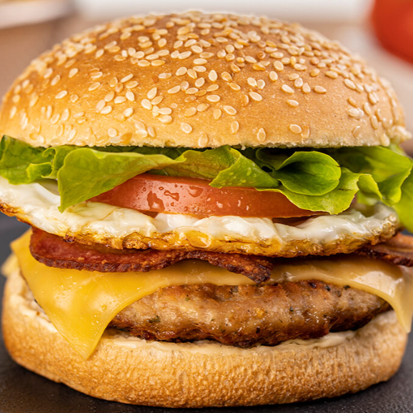 Pão, carne, queijo, presunto, ovo, bacon, calabresa, tomate e alface