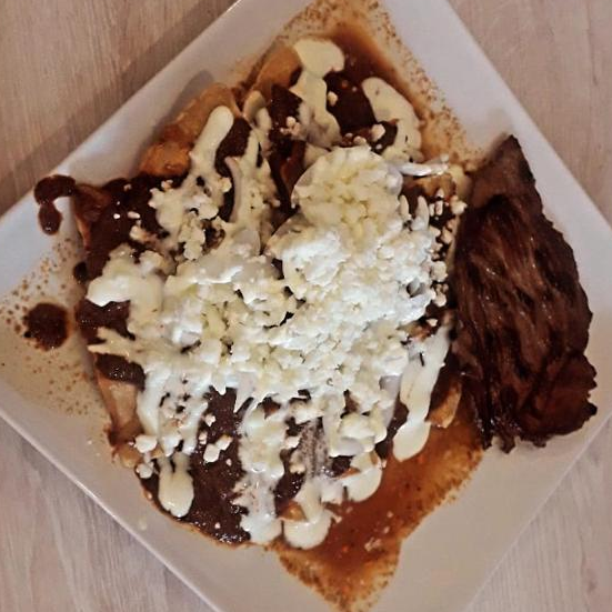 Chilaquiles rojos, no pican incluye café americano