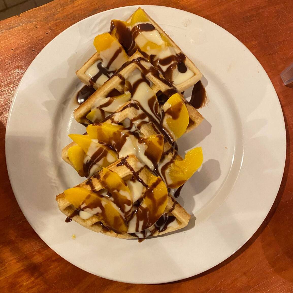 Waffles con durazno, lechera y nutella