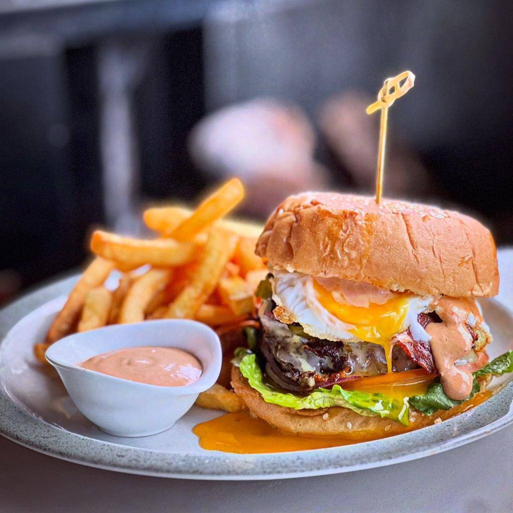 HAMBURGUESA CON PAPAS FRITAS