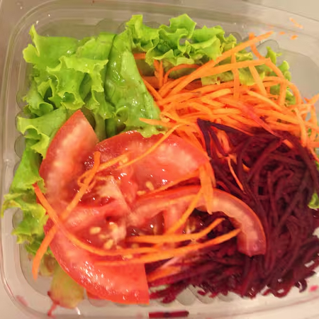 Desfrute da nossa 'Salada Crua', uma porção extra notavelmente refrescante e nutritiva. Composta por tomates suculentos, alface crocante, e cebolas todos meticulosamente embalados em um recipiente descartável para sua conveniência. Para aprimorar ainda mais o sabor, acompanha um sachê de tempero exclusivo. Uma opção perfeita para quem busca uma refeição leve, saudável e saborosa.