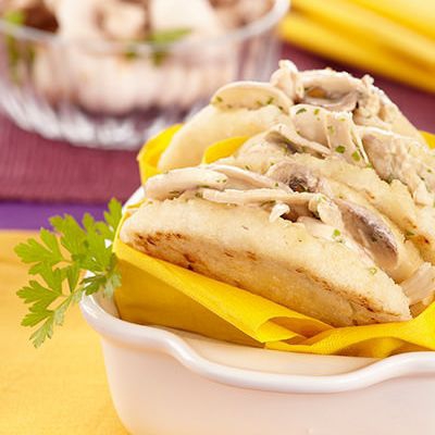 Arepa pollo champiñon y queso