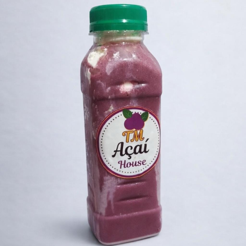 Açaí na garrafa batido com banana, leite e leite condensado.