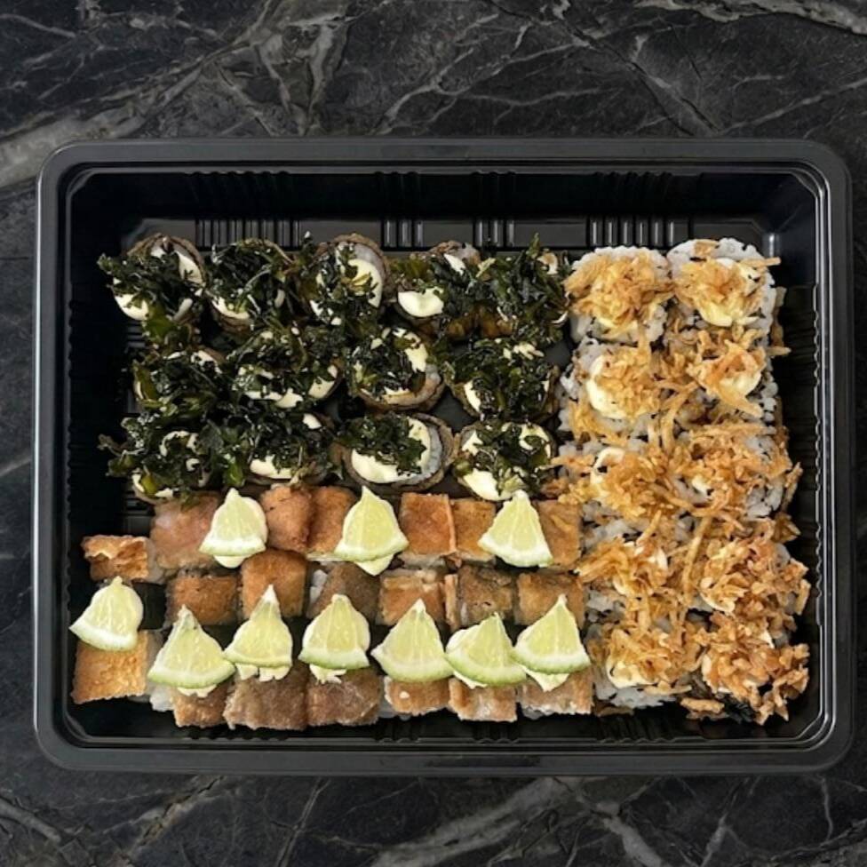 10 Hot Roll c/Couve Crispy, 10 Uramakis skin(pele de salmão) c/Batata Crispy e 10 Niguiri Skin