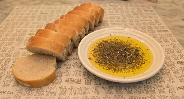 (Enviado somente se selecionado). O delicioso pão italiano da casa, crocante por fora e muito macio por dentro, assado diariamente em nossas cozinhas!