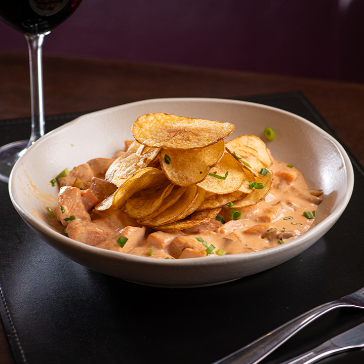 Strogonoff de frango cremoso, acompanhado de arroz e batata, com uma lata de Pepsi de cortesia. Uma refeição completa e saborosa!