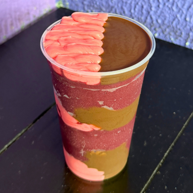 Delicioso Açaí Cremoso e Refrescante com Creme de Avelã e Mousse de Morango