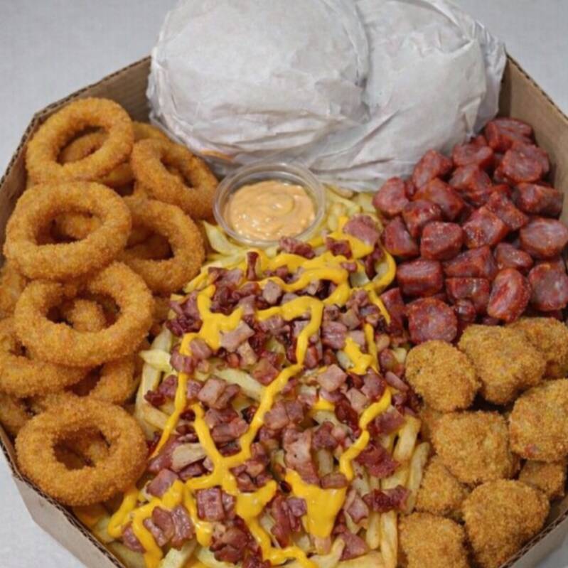 Dois X-Tudo suculentos, bem recheados e feitos na hora 🤤 Acompanhados de: 🍟 Batata frita com bacon e cheddar 🧅 Anéis de cebola crocantes 🌭 Calabresa acebolada 🍗 Nuggets douradinhos 🥫 Molho especial da casa