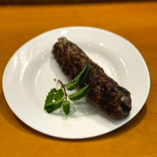 "Suculenta kafta de carne moída temperada com especiarias tradicionais da culinária árabe. Um toque saudável e marcante do Oriente Médio no seu prato!"