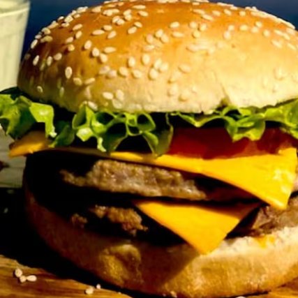 Experimente a explosão de sabores do Duplo-X: o delicioso lanche com pão macio, dupla camada de suculentas carnes, dois queijos irresistíveis e a frescura da salada - uma combinação perfeita que vai te deixar com água na boca!