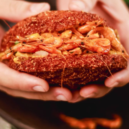 Porção individua do acarajé mais famoso de Recife. Acarajé, vatapá, camarões secos, vinagrete e molho nagô