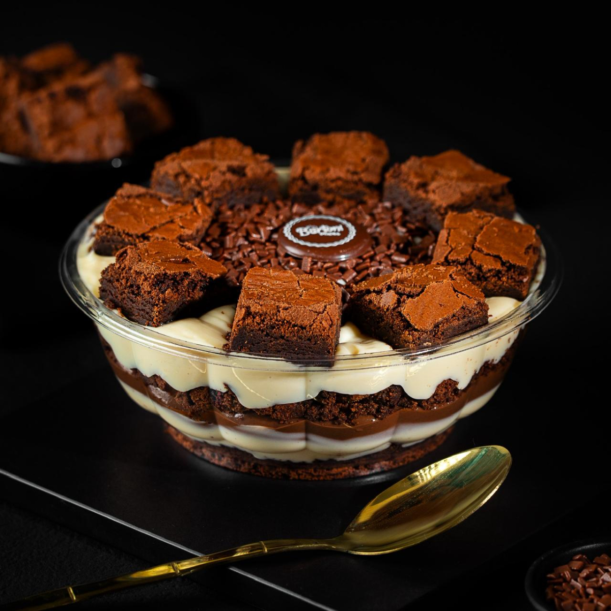 Nosso delicioso brownie, creme de leite Ninho suave, brigadeiro cremso, finalizado com quadradinhos de brownie e granulado de chocolate nobre. (Aprox. 1kg - serve de 5-6 pessoas)
Obs.: a Bertoni Doces não altera nenhum produto ou retira/adiciona ingrediente.