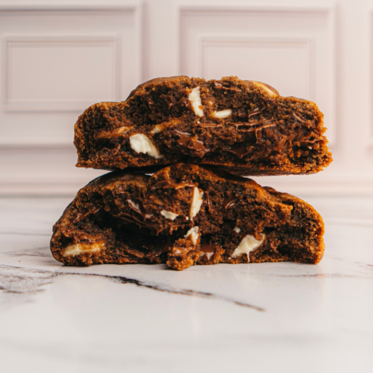 Nosso cookie de capuccino é feito com massa aromática de café solúvel, cacau e um toque de canela, trazendo um sabor marcante e equilibrado. Repleto de gotas de chocolate nobre meio amargo, ao leite e branco, cada mordida é uma explosão de sabor: crocante por fora e macio por dentro, com aquele gostinho irresistível de café.