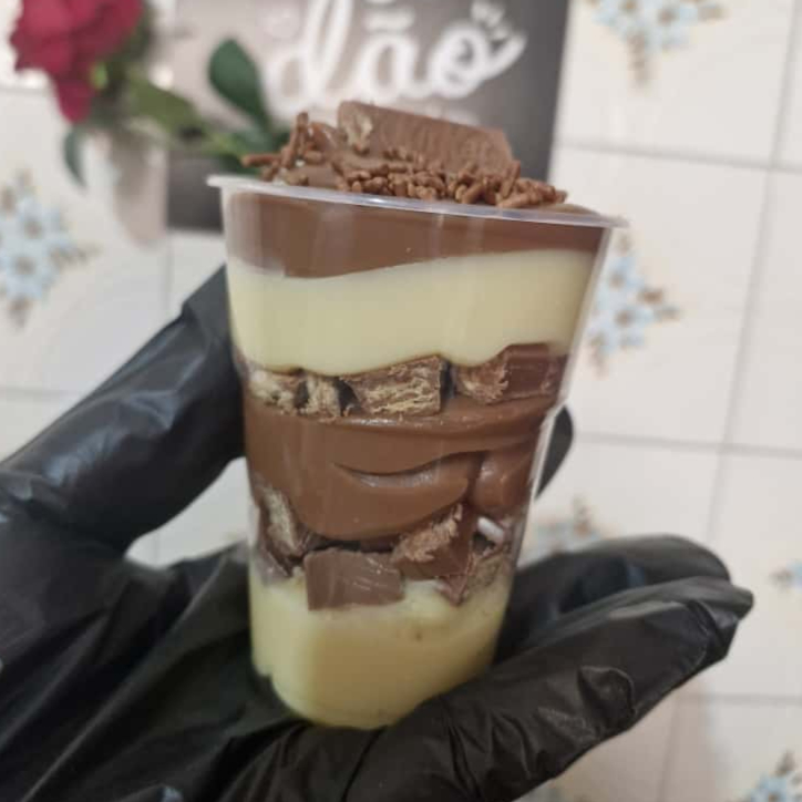 Um delicioso copo com 2 camadas de Kit Kat picados, 2 camada de brigadeiro, 2 camada de brigadeiro de Ninho finalizado com chocolate Kit Kat e granulado
