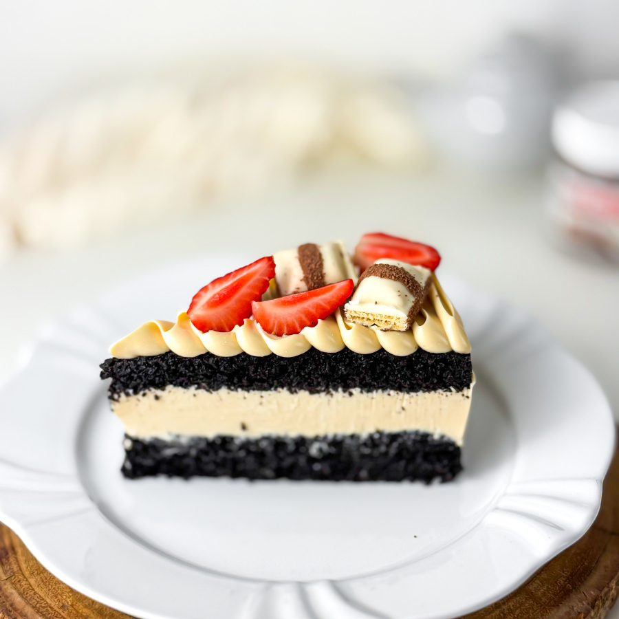Massa super fofinha de cacau black, recheio cremoso de kinder bueno e morangos frescos. 290g