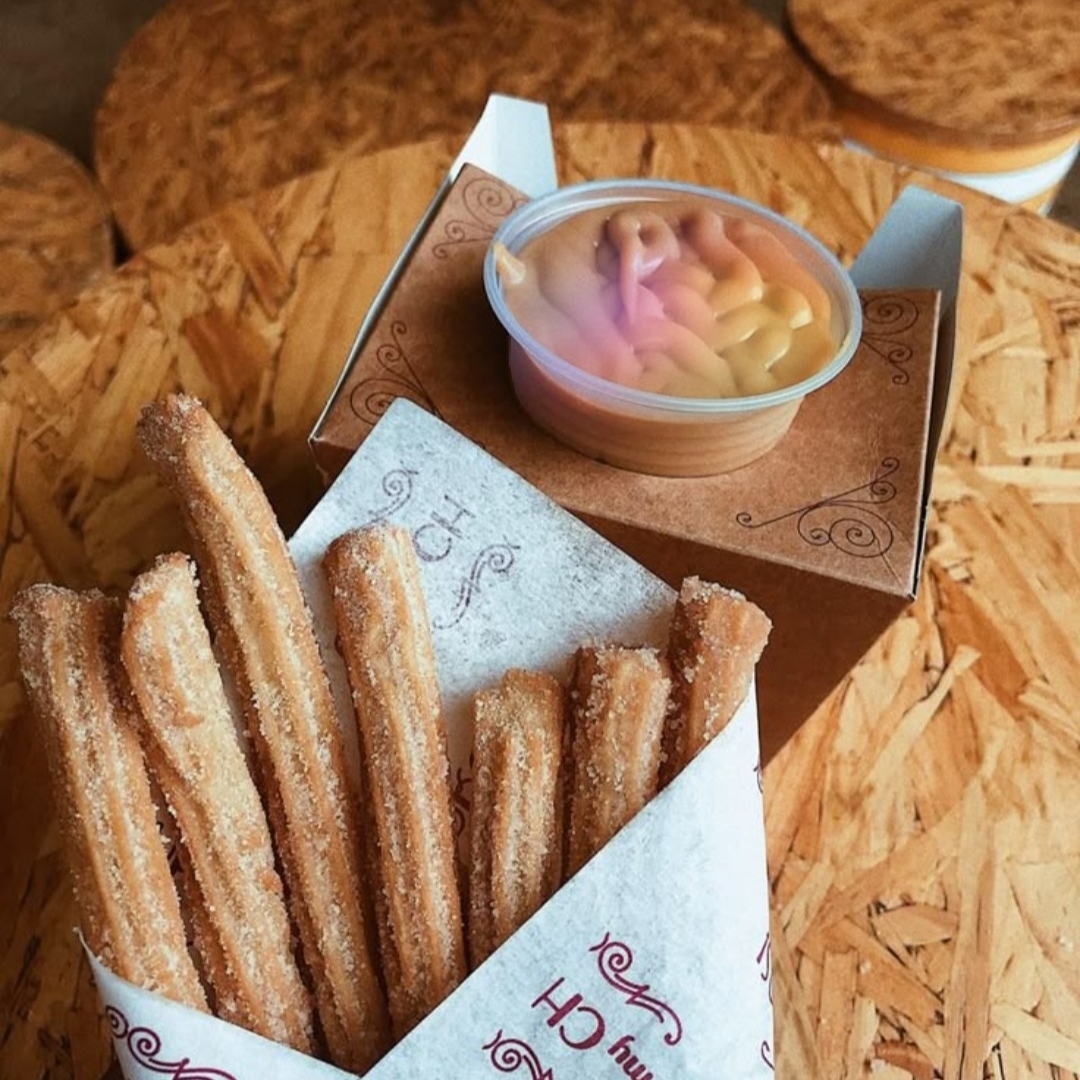 _Combo Espanhol Imperdível! 🇪🇸😋_ 7 churros deliciosos: acompanha 2x recheios sendo Doce de Leite e Chocolate! 😍 _Atenção:_ Não Acompanha Granulados (chocolate, açúcar, etc.) são vendidos separadamente. _Gourmetize seu combo! Com os adicionais pagos a parte, e aproveite essa delicia!!