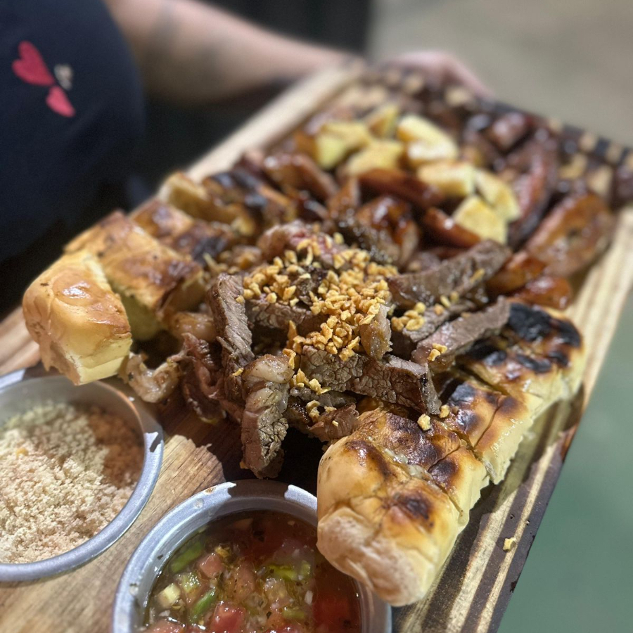 Picanha, linguiça frango ou pernil, tulipa de frango, 2 pães de alho, queijo coalho, coração de frango ou linguiça de costela e arroz.