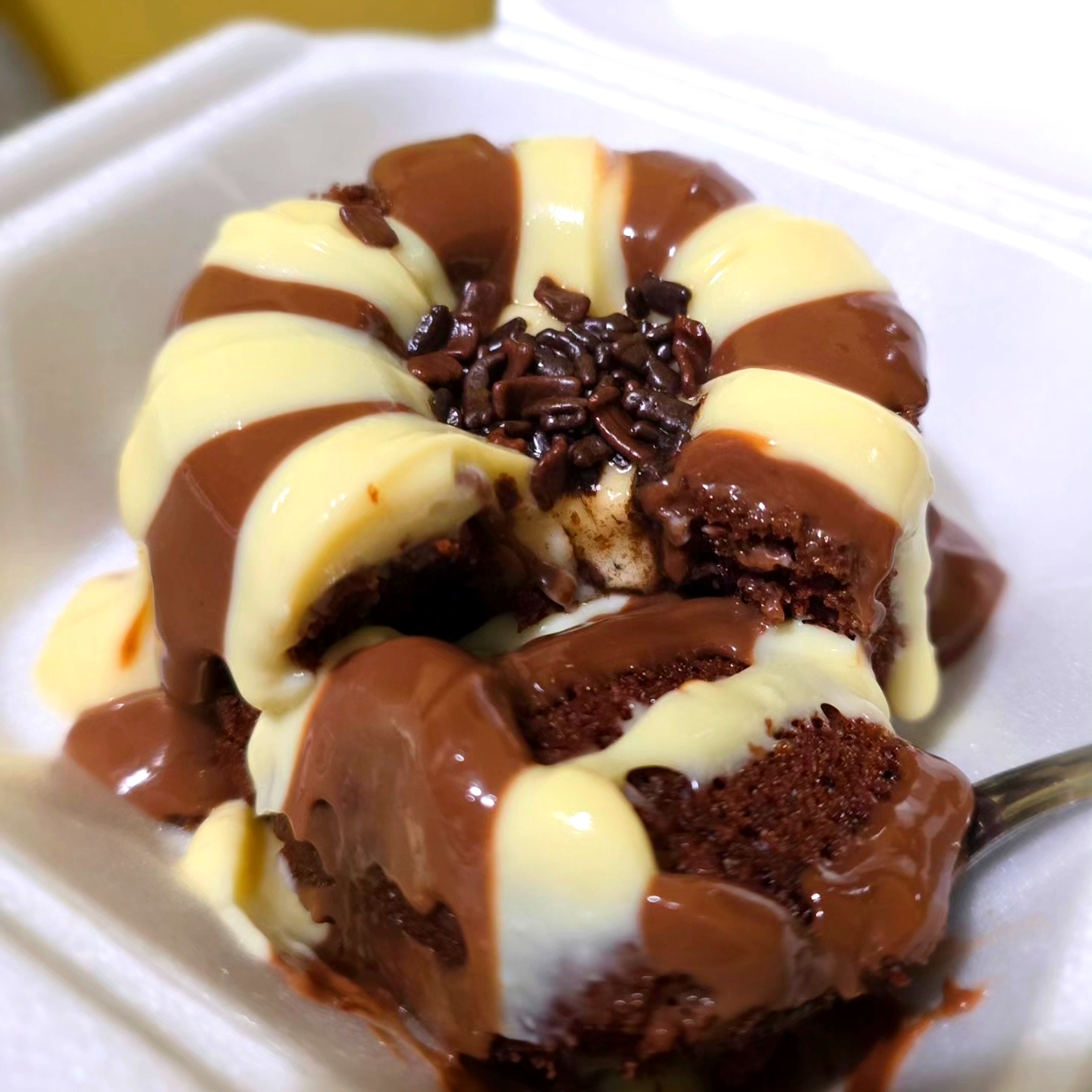 Massa chocolate, recheio Ninho e Brigadeiro